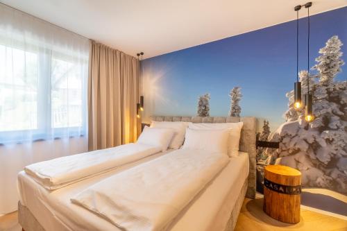two beds in a bedroom with a blue wall at Casa Lipa in Horní Maršov