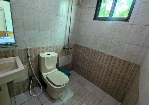 ein Badezimmer mit Toilette und Waschbecken in der Unterkunft New Islamabad Hotel in Islamabad