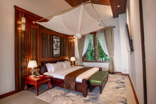a bedroom with a large bed and a window at Koh Totung Resort in Kaoh Sdach