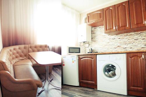 マリウポリにあるApartment on Prospekt Miraのキッチン(洗濯機、乾燥機付)