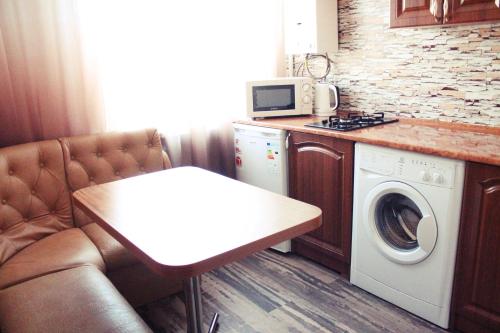 マリウポリにあるApartment on Prospekt Miraのキッチン(洗濯機、乾燥機、テーブル付)