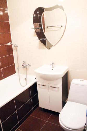 マリウポリにあるApartment on Prospekt Miraのバスルーム(トイレ、洗面台、鏡付)