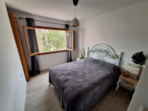 a bedroom with a large bed and a window at Relaxing & Cozy House in Gran Alacant