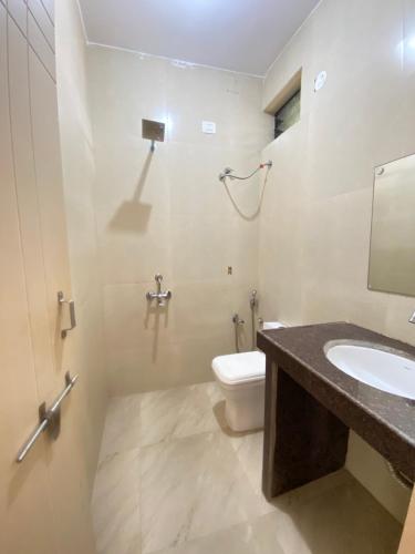 a bathroom with a toilet and a sink at Casa de sazu 1bhk in Mandrem