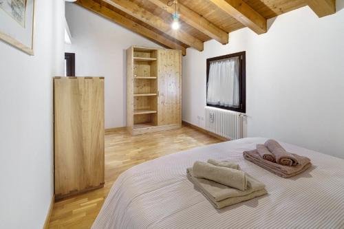 a bedroom with a bed with two towels on it at Agriturismo Amoler in Mirano