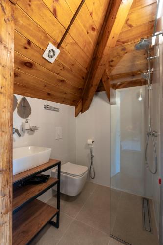 a bathroom with a toilet and a sink and a shower at KayakHotel in Ndërlisaj