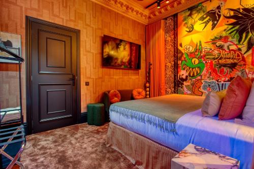 a bedroom with a bed with a painting on the wall at Boada Riera - The RoomsbyReini in Terrassa