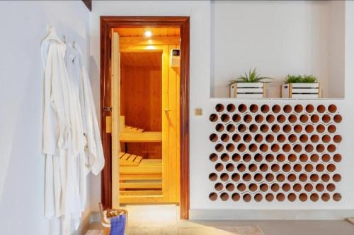 a hallway with a door leading into a room at VILLA ISLAS Urdaibai in Isla Becoa