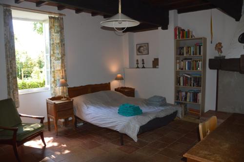 1 dormitorio con cama y estante para libros en Maison Dufraing - Anan, en Anan