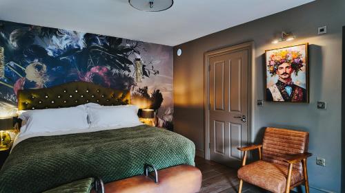 ein Schlafzimmer mit einem Bett und einem Gemälde an der Wand in der Unterkunft Black Rabbit Croston Boutique Hotel & Restaurant in Croston