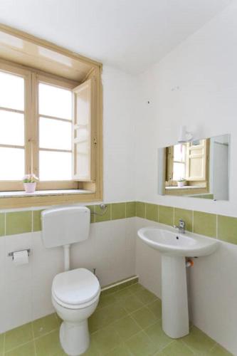 ein Badezimmer mit Toilette und Waschbecken in der Unterkunft Moon Light Hostel in Palermo