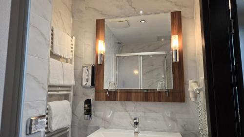 a bathroom with a sink and a mirror at Hotel König in Vienna