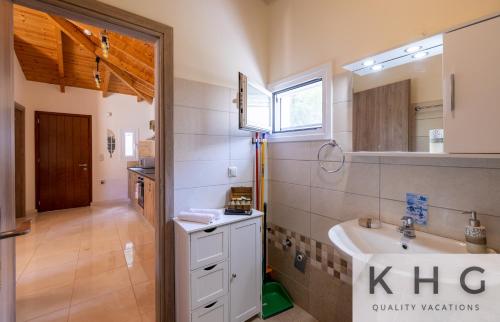 a bathroom with a sink and a mirror at Jerrys House in Asos