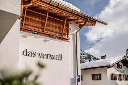 ein Schild an der Seite eines Gebäudes mit Dach in der Unterkunft Das Verwall Finest Apartments in Lech am Arlberg