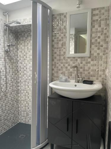 ein Badezimmer mit Waschbecken und Dusche in der Unterkunft DammHouse in Campobasso