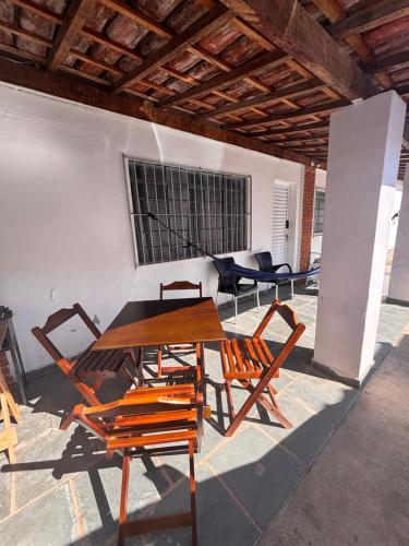 a table and chairs sitting on a patio at Casa com 3 quartos in Itu