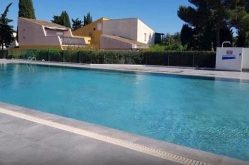 Studio climatisé avec piscine, tennis et parking gratuit