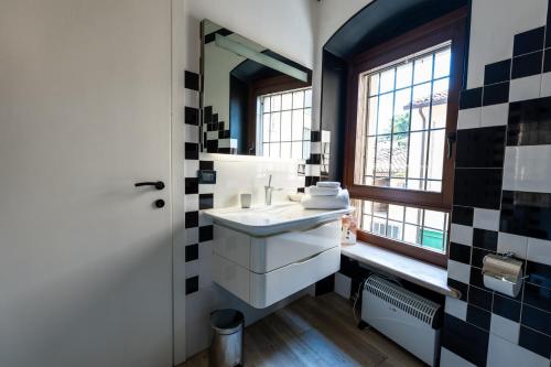 a bathroom with a sink and a window at Borghetto Lake House in Valeggio sul Mincio