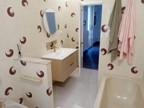 a bathroom with a sink and a tub and a mirror at Guest House Soma Montecchio in Montecchio Emilia