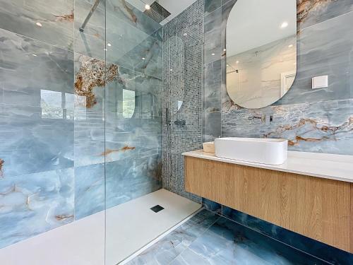 a bathroom with a sink and a mirror at Recanto do Sol by Atlantic Holiday in Caniçal