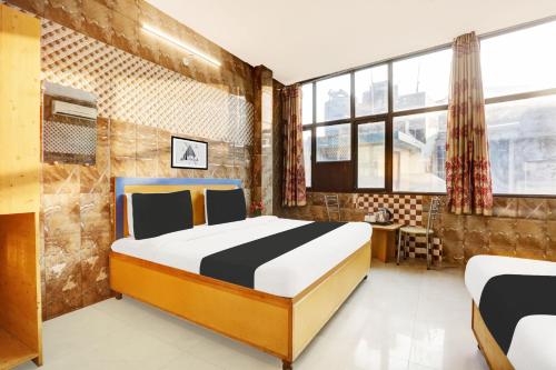 a bedroom with a bed in a room at Hotel O Jammu Near Ragunath Bazaar Formerly GoodWill in Jammu