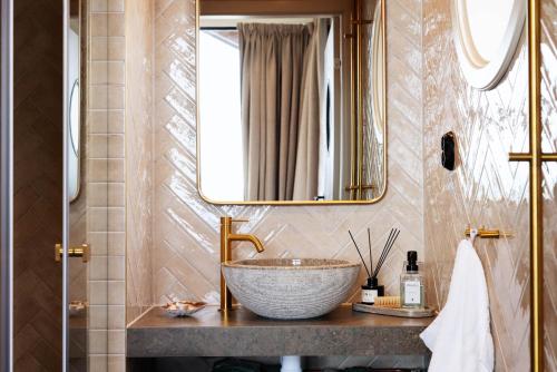 a bathroom with a sink and a mirror at Strandflickornas Husen invid Havet in Lysekil