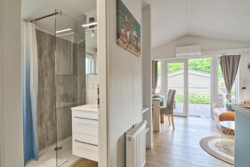 a bathroom with a walk in shower next to a bedroom at Ferienhaus "Ostseeperle" mit kostenfreier Saunanutzung, Grundstück Umzäunt in Scharbeutz