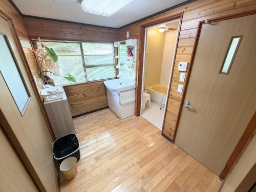 a small bathroom with a toilet and a window at 別邸 先山 in Kamikatetsu