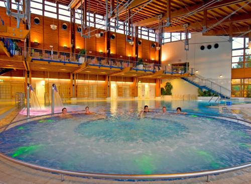 un groupe de personnes dans une piscine dans l'établissement Landhotel Augustin, à Bad Staffelstein