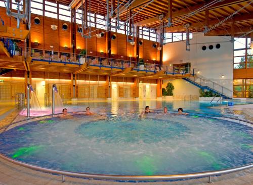 eine Gruppe von Personen in einem Schwimmbad in der Unterkunft Landferienhotel Augustin in Bad Staffelstein