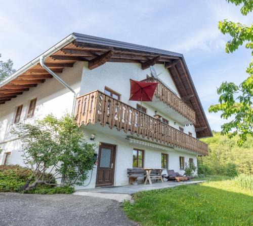 a house with a balcony with a red star on it at Appartement Panoramablick in Grattersdorf