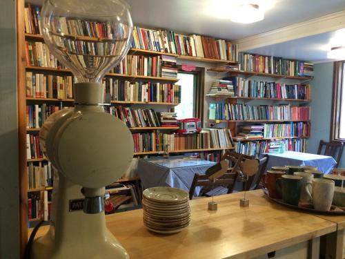 a table with a blender on a table in a library at Linkkumylly Cottages in Mäntyharju