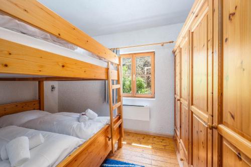 two bunk beds in a room with a window at Kesslerhütte Planai - by myNests in Schladming