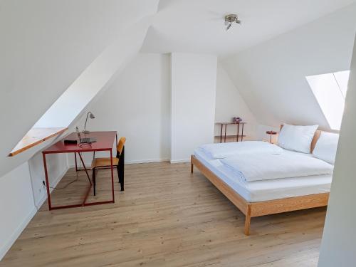 a bedroom with a bed and a desk at Reethaus Beusloe I in Beusloe