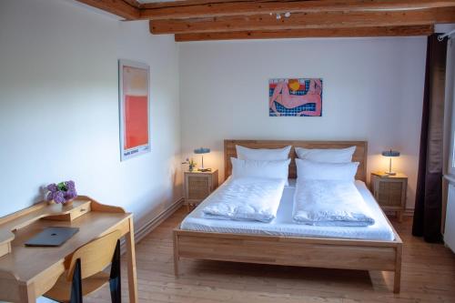 a bedroom with a bed and a desk with two lamps at Reethaus Beusloe II in Beusloe
