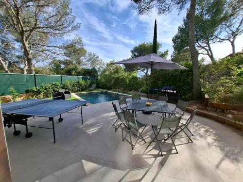 La Santoline avec piscine au coeur des pins