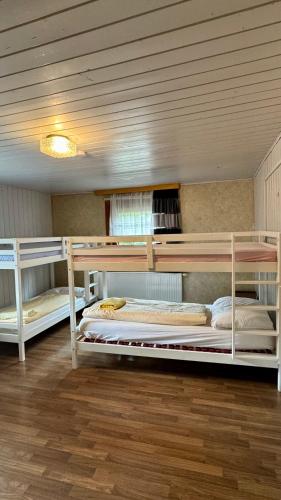 a room with two bunk beds in a room at SKILL Mountain Lodge - Ski und Bike Hostel im Sommer mit JOKER CARD in Saalbach-Hinterglemm