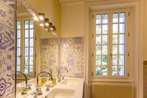 a bathroom with a sink and a mirror at Quatorze - manoir au coeur du parc du Château de La Garnache in La Garnache