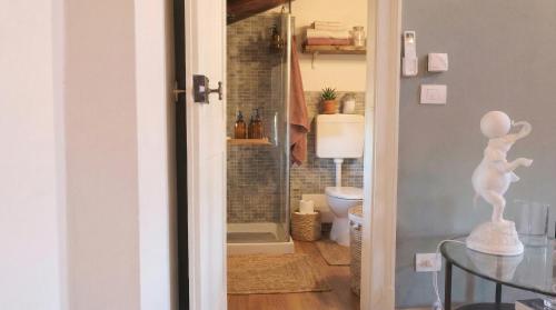 a hallway with a bathroom with a toilet and a table at Casia Vacanze con due appartamenti in Bene Vagienna