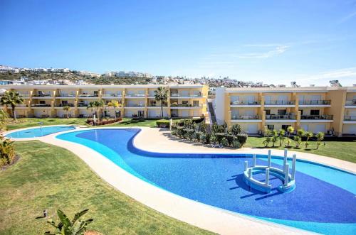 Charmant et Chaleureux Appartement avec Terrasse vue Piscine à 2 pas de la Marina