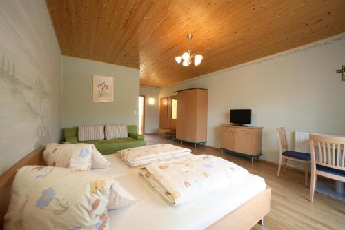 Habitación con 2 camas y TV. en Weinbauernhof Vier Jahreszeiten en Staatz