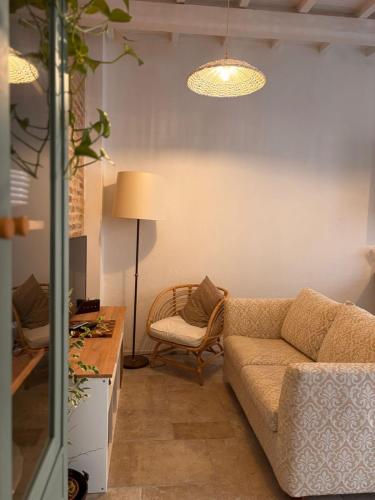 a living room with a couch and a chair at Casa Virginia in Torrenieri