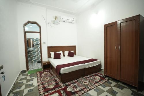 a bedroom with a bed and a mirror at Hotel Parkview in Khajurāho