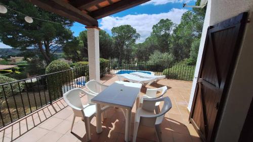 a patio with a table and chairs on a balcony at TV 57 privat pool in Torroella de Montgrí