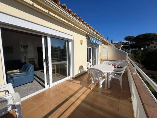 a patio with a table and chairs on a balcony at Casa Buckingham 27C in Torroella de Montgrí
