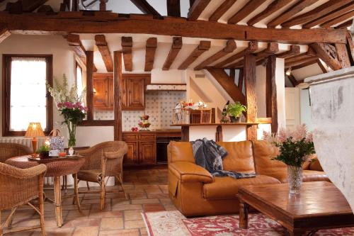 un salon avec un canapé et une table dans l'établissement Hotel d'Angleterre, à Paris