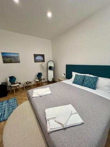 a bedroom with a bed with two napkins on it at Agriturismo Valle di Chiaramonte in Chiaramonte Gulfi
