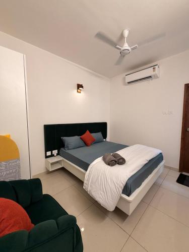 a bedroom with a bed and a couch at Casa sol Goa 2BR Apt By Amoret Homes in Chicalim