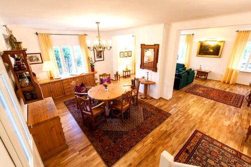 ein Wohnzimmer mit einem Tisch und Stühlen in der Unterkunft Engels Landhaus Suite in Mörbisch am See