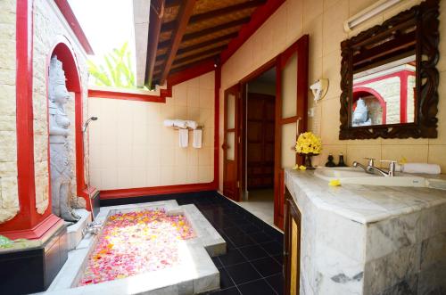 Tirta Ayu Hotel and Restaurant tesisinde bir banyo